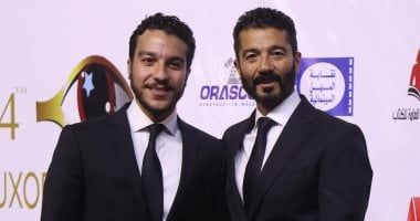 خالد النبوى ونجليه على السجادة الحمراء لمهرجان الأقصر للسينما الأفريقية