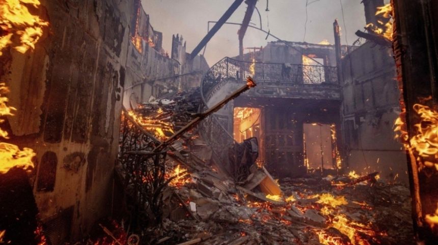 حرائق الغابات تقتل شخصين وتخلي آلاف المنازل في لوس أنجلوس