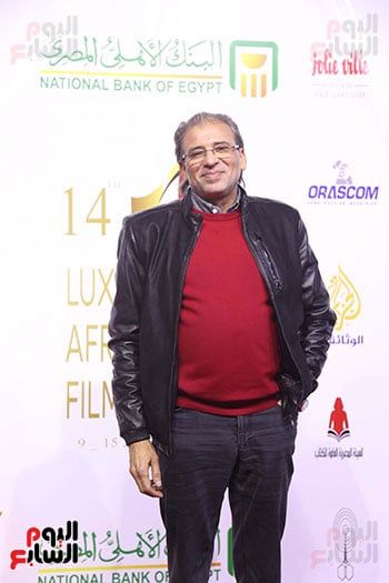 خالد يوسف وسيد فؤاد وتارا عماد على السجادة الحمراء للأقصر للسينما الأفريقية