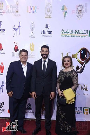 خالد يوسف وسيد فؤاد وتارا عماد على السجادة الحمراء للأقصر للسينما الأفريقية