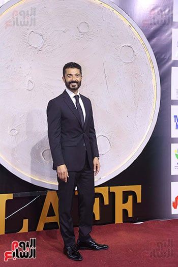 خالد يوسف وسيد فؤاد وتارا عماد على السجادة الحمراء للأقصر للسينما الأفريقية
