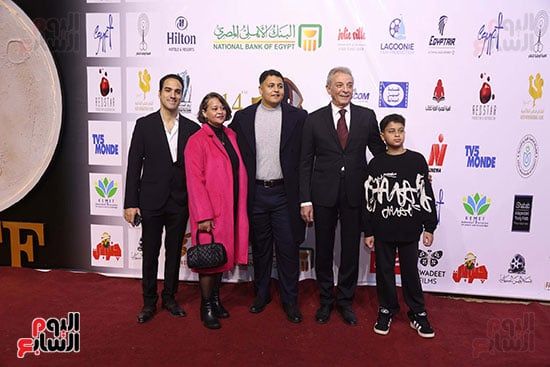 خالد يوسف وسيد فؤاد وتارا عماد على السجادة الحمراء للأقصر للسينما الأفريقية