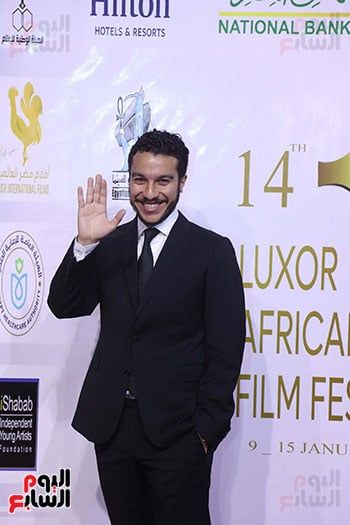 خالد يوسف وسيد فؤاد وتارا عماد على السجادة الحمراء للأقصر للسينما الأفريقية