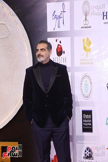 خالد يوسف وسيد فؤاد وتارا عماد على السجادة الحمراء للأقصر للسينما الأفريقية