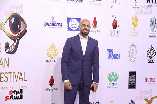 خالد يوسف وسيد فؤاد وتارا عماد على السجادة الحمراء للأقصر للسينما الأفريقية