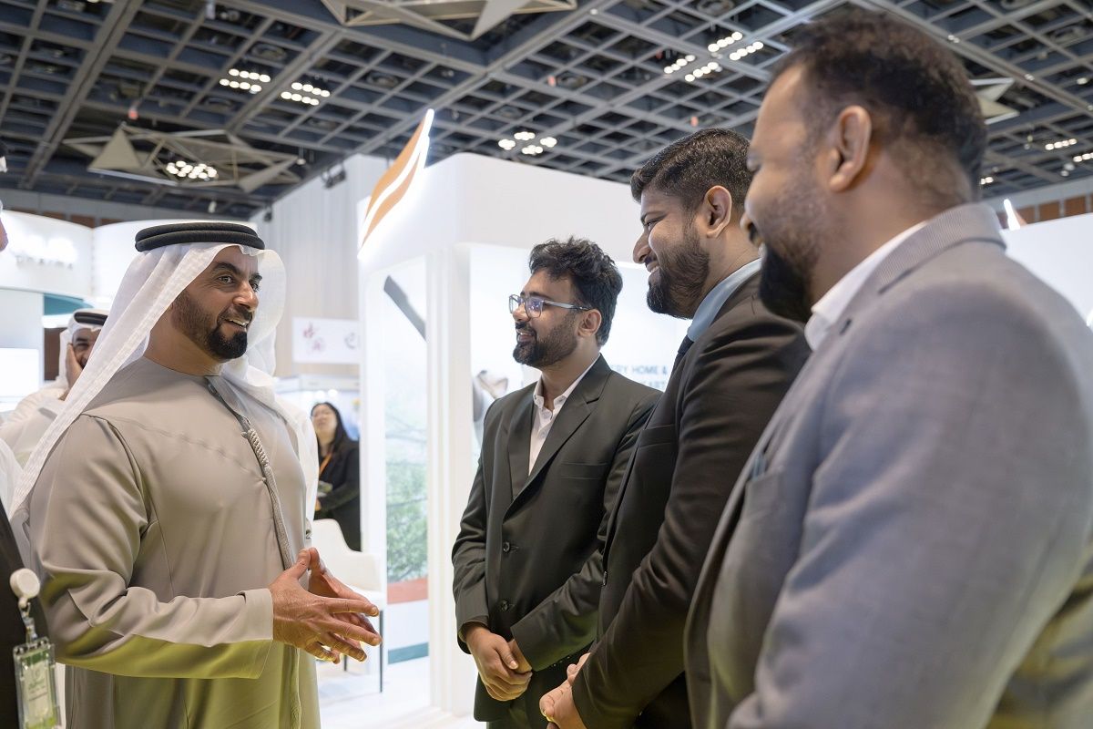 الامارات | سيف بن زايد يزور "دوفات 2025" ويشهد إطلاق كلية للصيدلة
