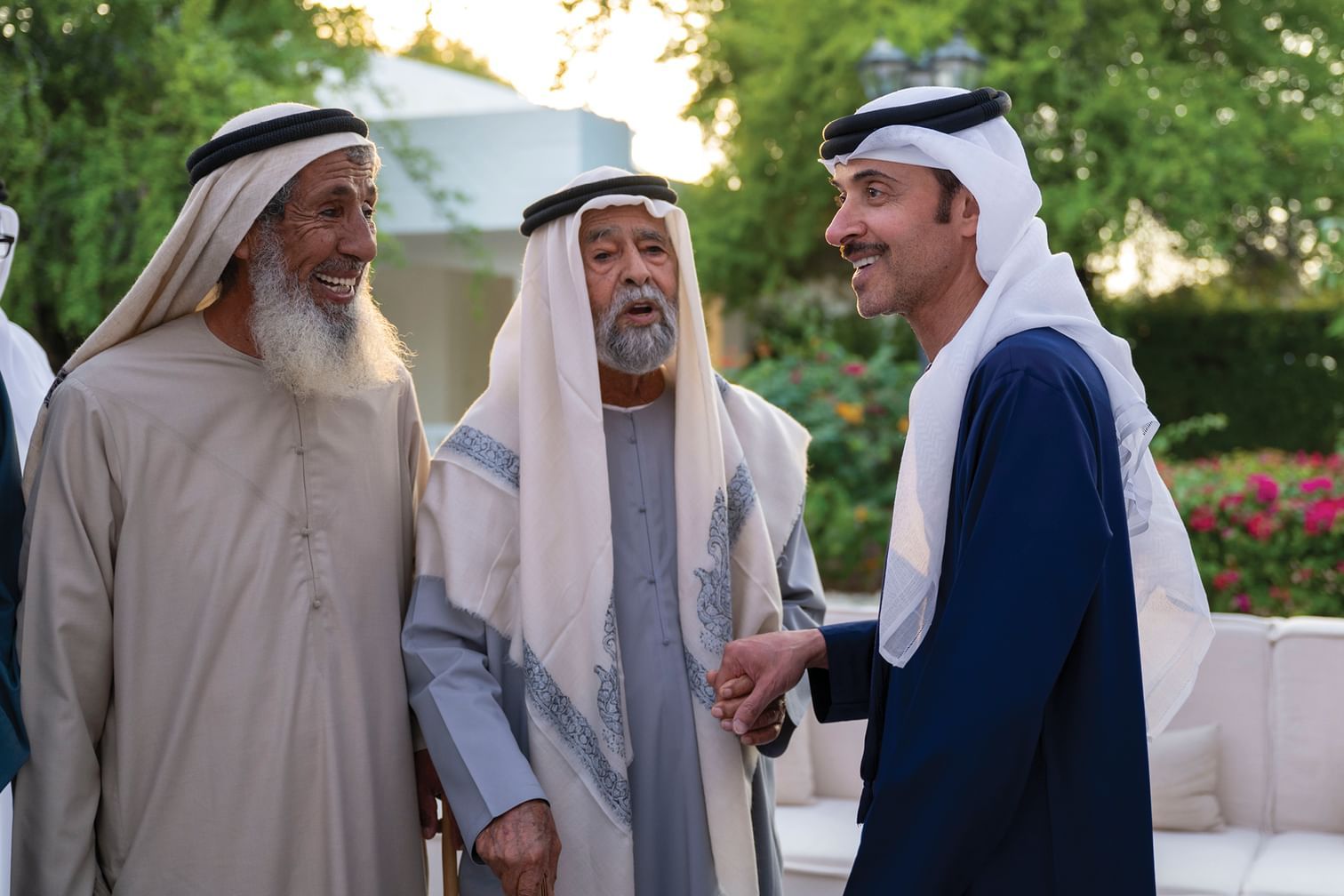 الامارات | هزاع بن زايد يستقبل الشيوخ والمسؤولين والمواطنين في برزة قصر المقام بالعين
