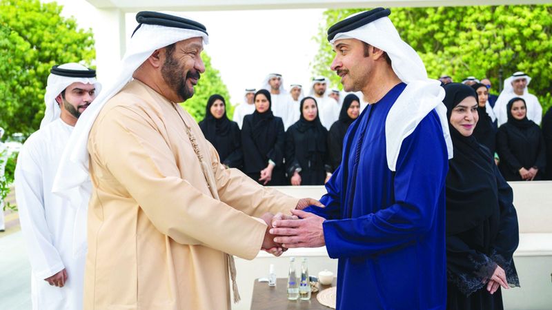 الامارات | هزاع بن زايد يستقبل الشيوخ والمسؤولين والمواطنين في برزة قصر المقام بمنطقة العين