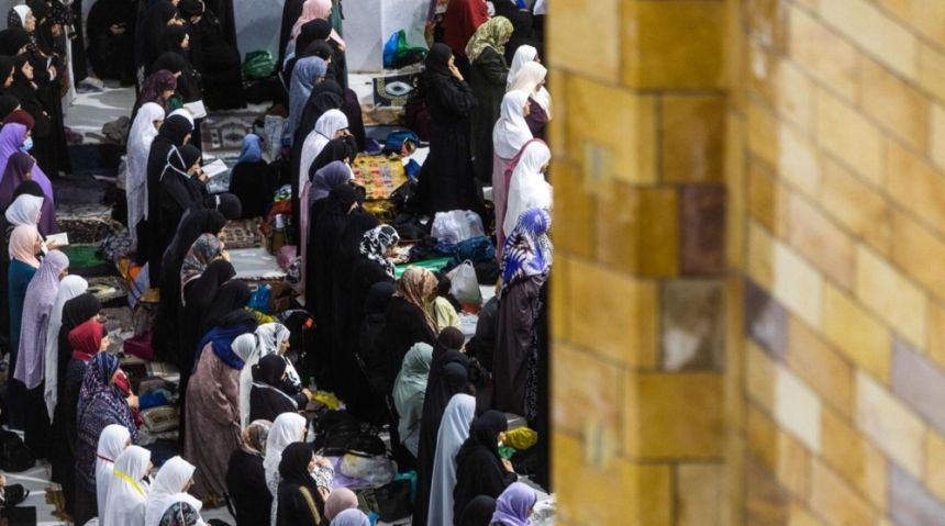 شؤون الحرمين تدعو القاصدات إلى الالتزام بالحجاب واستثمار الطاعات