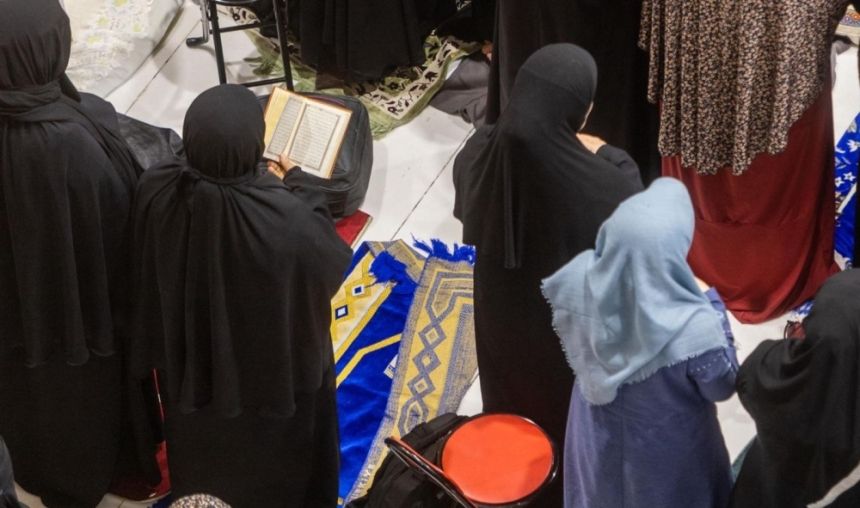 شؤون الحرمين تدعو القاصدات إلى الالتزام بالحجاب واستثمار الطاعات