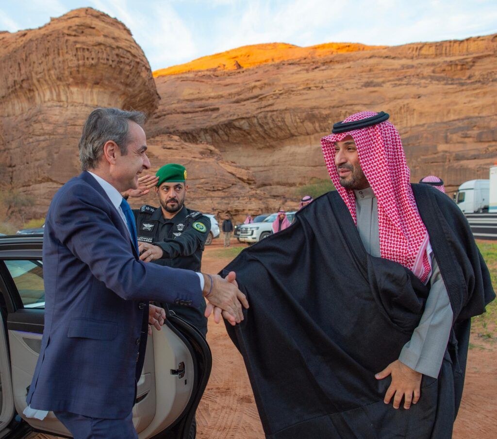السعودية | ولي العهد يستقبل رئيس وزراء اليونان في المخيم الشتوي بالعلا