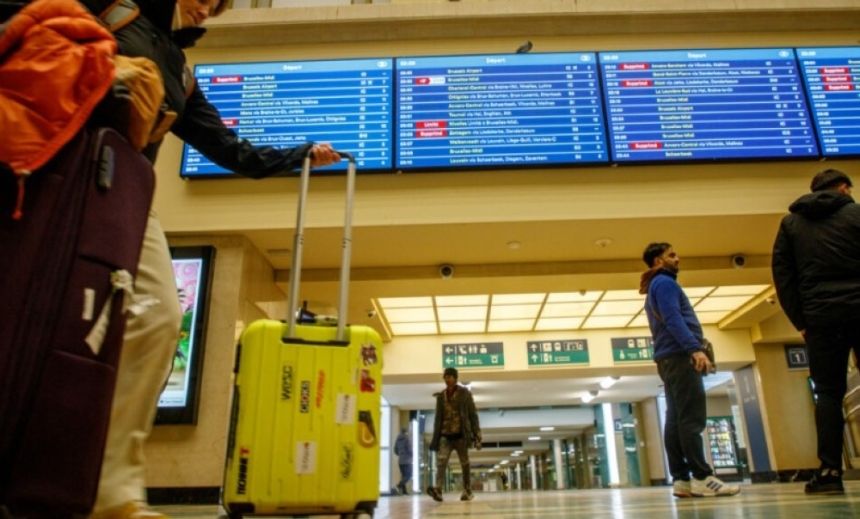 صور.. بلجيكا تشهد إضرابات ضخمة وإلغاء عشرات الرحلات الجوية