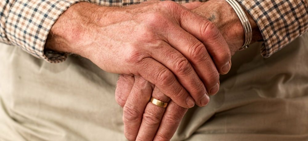 "تخصصي بريدة" ينجح في علاج مريضة من شلل نصفي واستعادتها الحركة