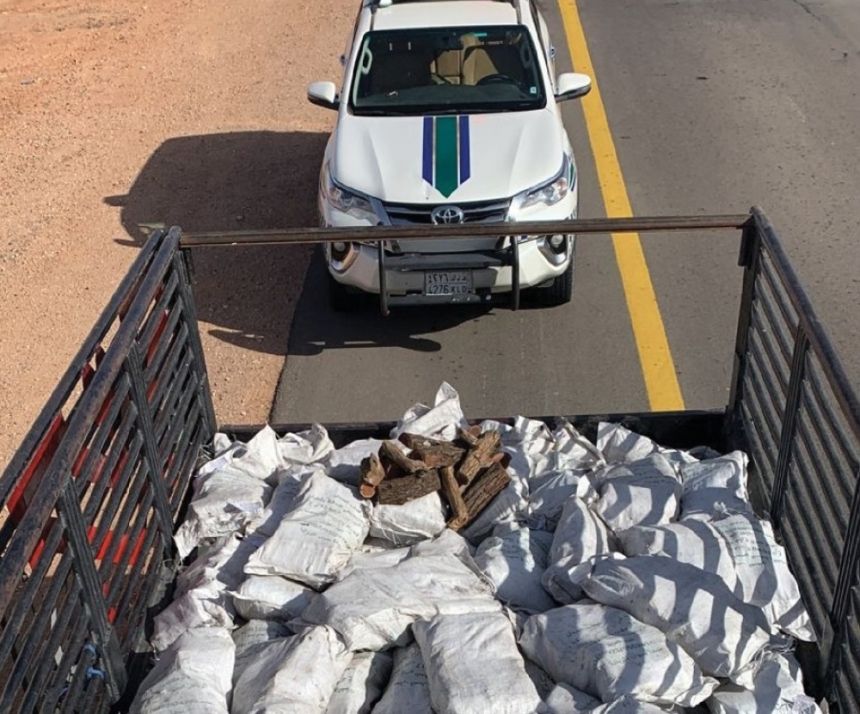 الجوف.. ضبط مخالف لنظام البيئة يحمل الحطب المحلي