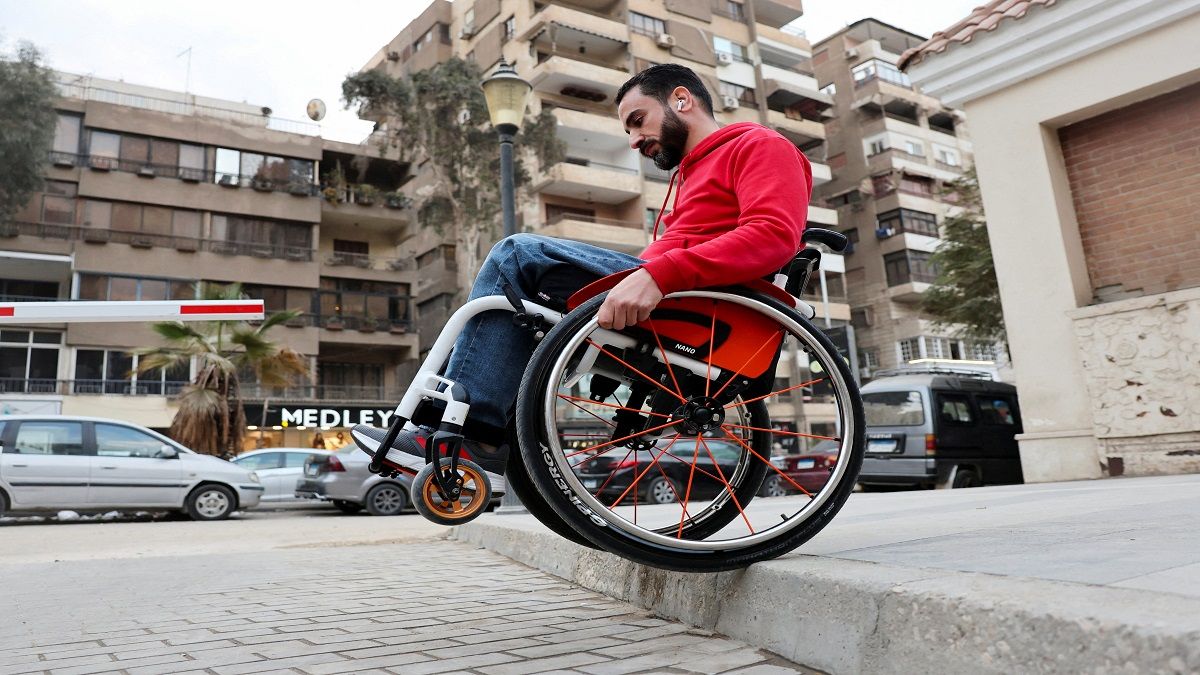 الامارات | يختصر حال 15 مليون مصري.. مهندس على كرسي متحرك ينشر رسائل أمل