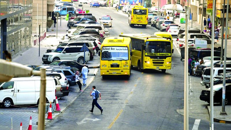 الامارات | سائقون يتجاهلون إشارة «قف».. وقائدو حافلات مدرسية يعرقلون المرور
