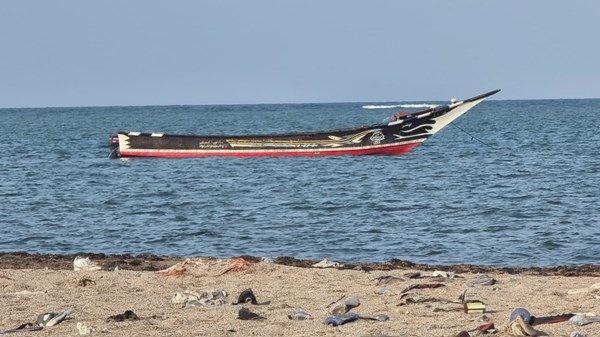وفاة 20 مهاجراً جراء انقلاب قارب قبالة سواحل تعز