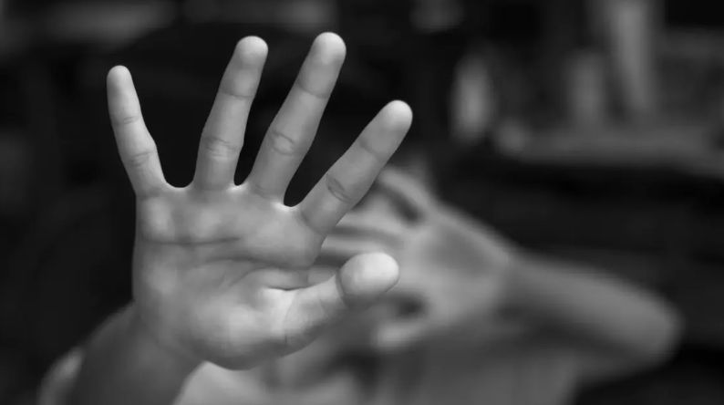 الامارات | حبس فتاة وتقييدها بسلاسل حديدية 6 سنوات بقرية مصرية