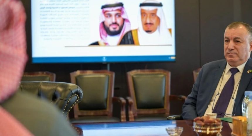 السفير "آل جابر" يناقش مستجدات الأزمة اليمنية مع نظيره الجزائري