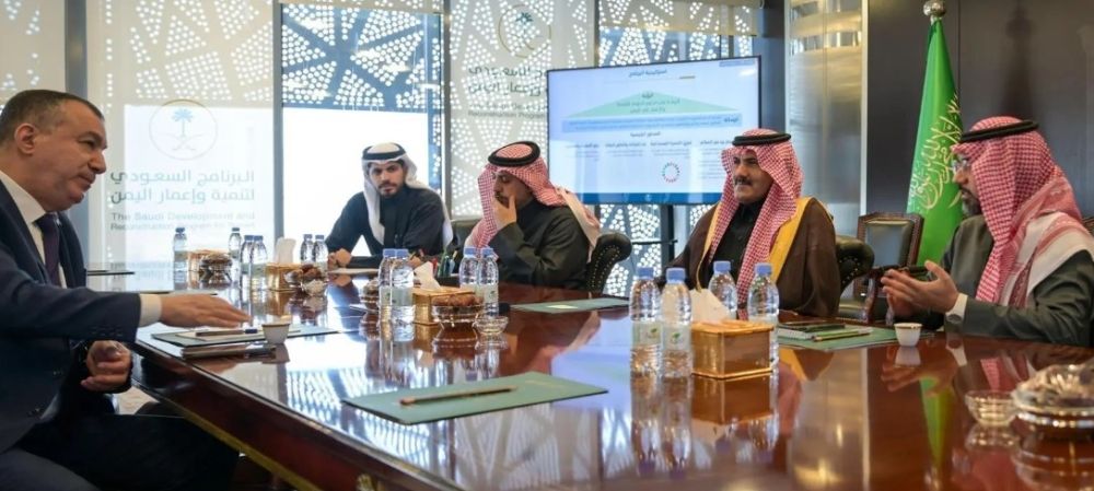 السفير "آل جابر" يناقش مستجدات الأزمة اليمنية مع نظيره الجزائري