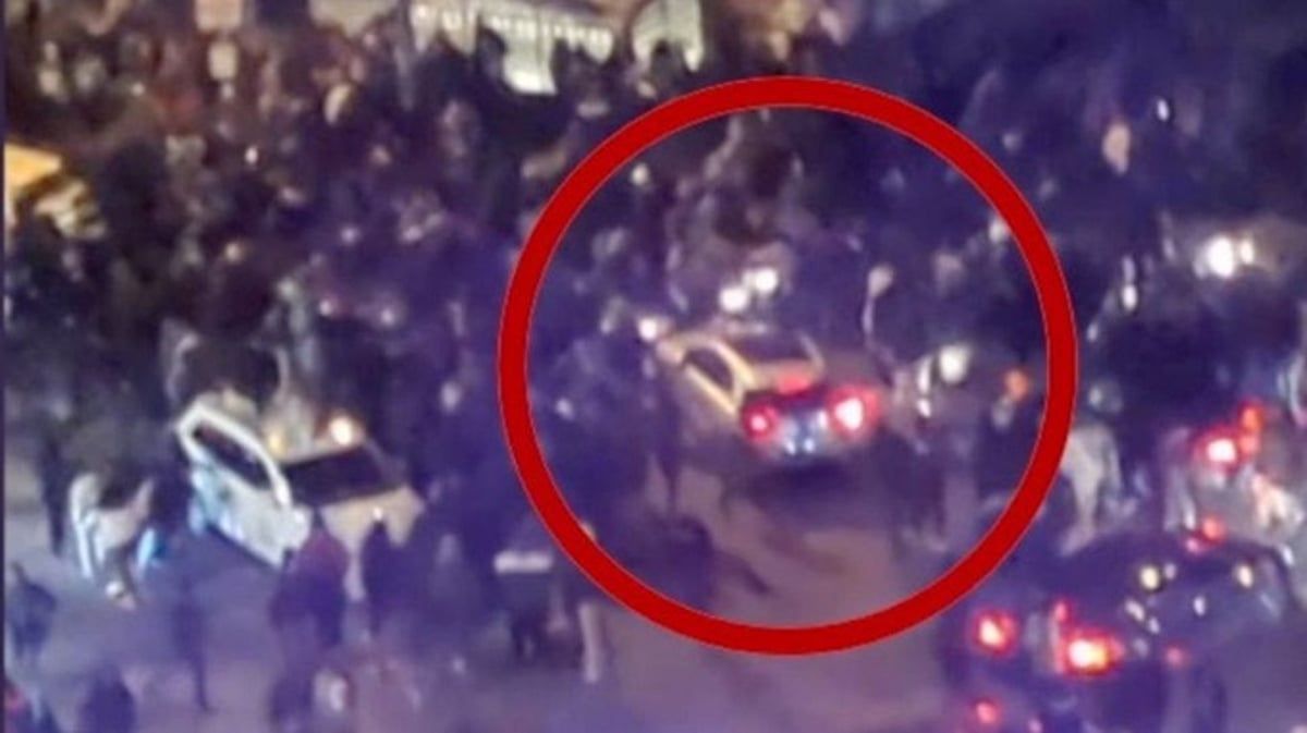 كانوا يحتفلون بفوز فريقهم لكرة القدم.. شاهد امرأة تدهس حشداً بسيارتها في مدينة أمريكية