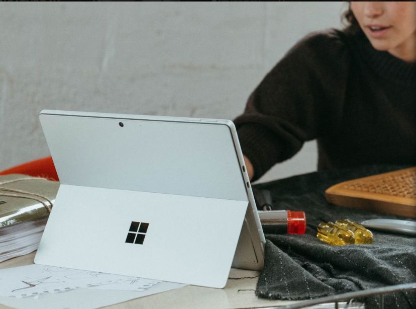 تكنولوجيا: مايكروسوفت تكشف عن لمحات أولية لجهازي Surface Laptop 8 و Surface Pro 12