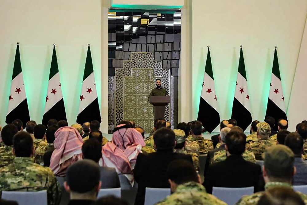 "الشرع" رئيسا وحل الجيش والفصائل.. أبرز القرارات الجديدة في سوريا