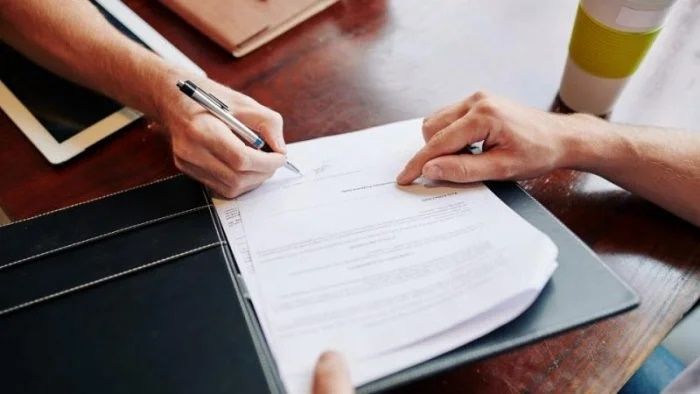 الامارات | هل البيانات التفصيلية مُلزمة في عقد العمل؟.. "الموارد البشرية" توضّح