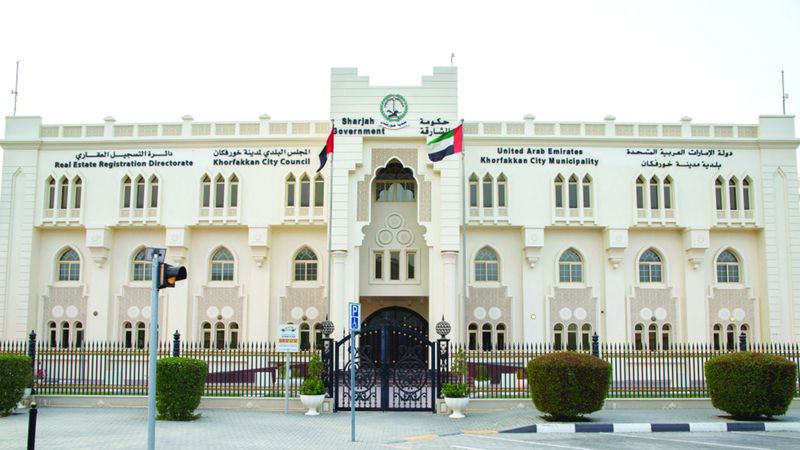 الامارات | بلدية خورفكان تمنع إيقاف مركبات الرخص المهنية والتجارية بالمناطق السكنية