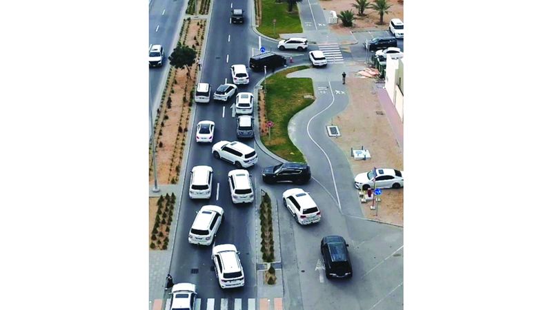 الامارات | ذوو طلبة «يعرقلون» السير حول المدارس