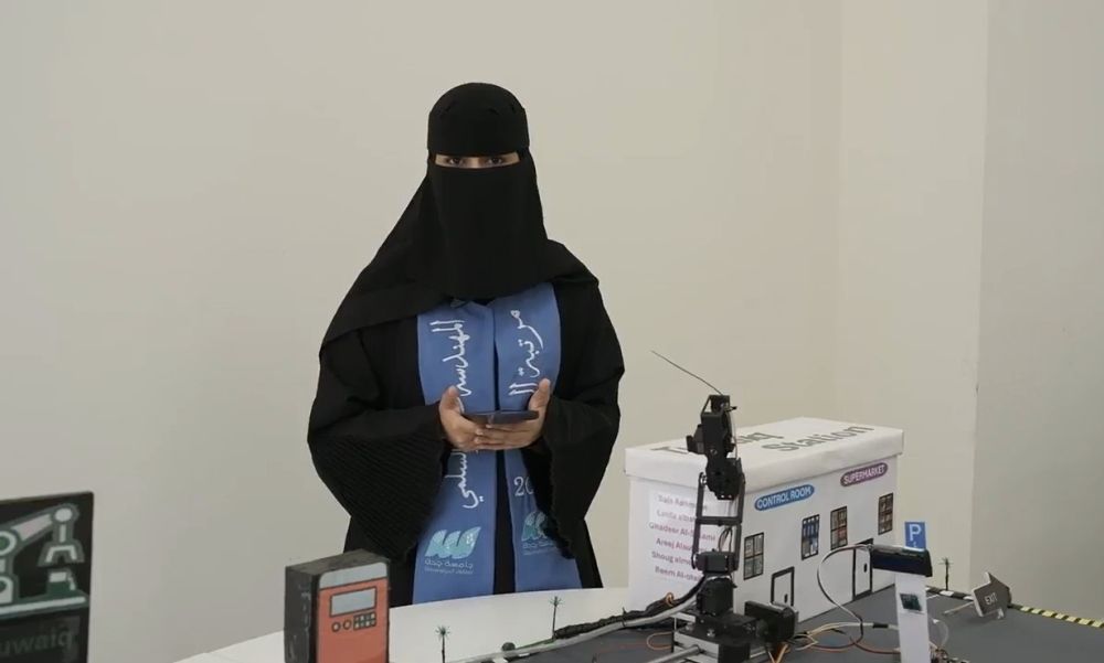 "اليوم" تسلط الضوء على "محطة طويق"  ابتكار سعودي لطالبات الذكاء الاصطناعي بجدة