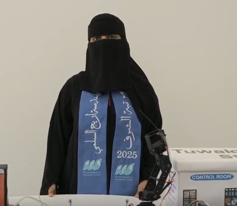 "اليوم" تسلط الضوء على "محطة طويق"  ابتكار سعودي لطالبات الذكاء الاصطناعي بجدة