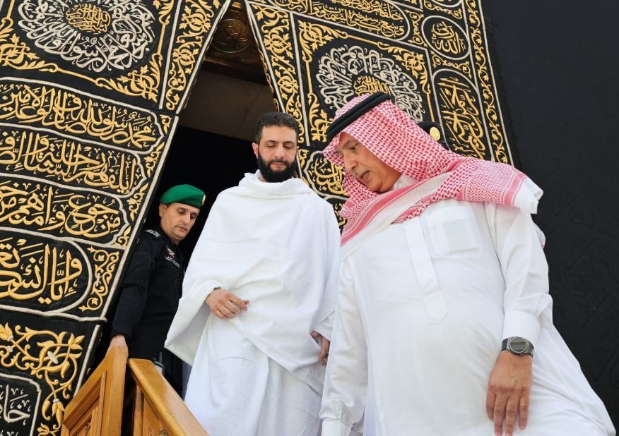الرئيس السورى أحمد الشرع يصلى داخل الكعبة المشرفة.. فيديو وصور