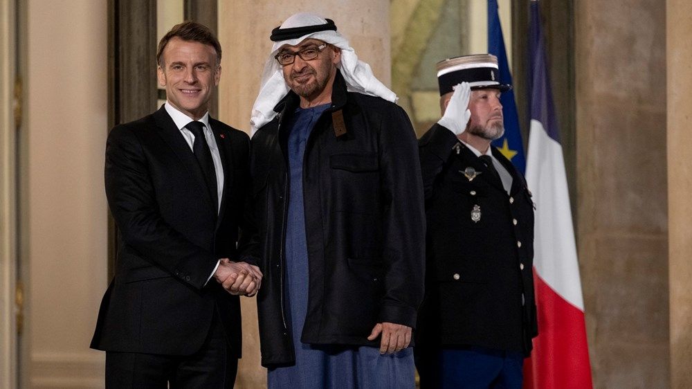 رئيس الدولة والرئيس الفرنسي يبحثان علاقات البلدين ويشهدان توقيع إطار العمل الإماراتي - الفرنسي للتعاون في مجال الذكاء الاصطناعي