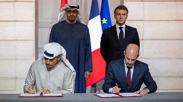 رئيس الدولة والرئيس الفرنسي يبحثان علاقات البلدين ويشهدان توقيع إطار العمل الإماراتي - الفرنسي للتعاون في مجال الذكاء الاصطناعي