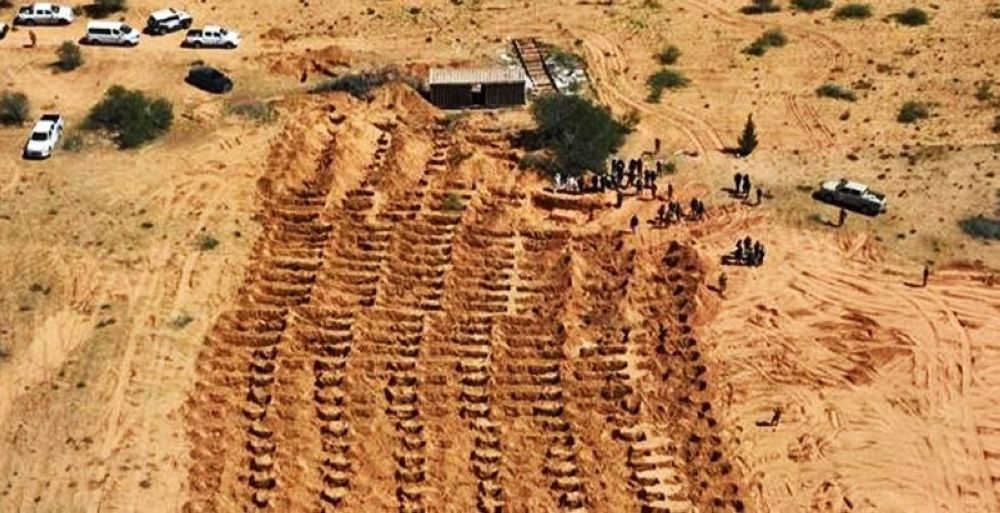 انتشال 19 جثة لمهاجرين من مقبرة جماعية شرق ليبيا