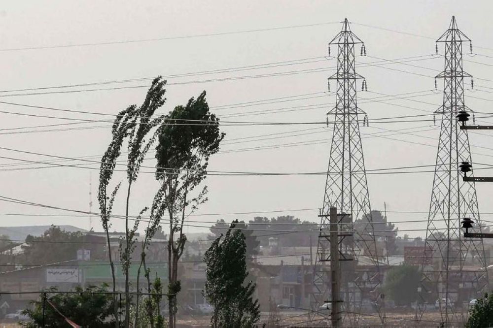 إيران تغلق المدارس والإدارات الحكومية وسط موجة برد قاسية