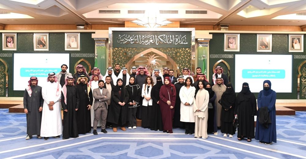 "دعم مستمر".. السفير الحصيني يستقبل وفدًا من الطلاب الدارسين بمصر