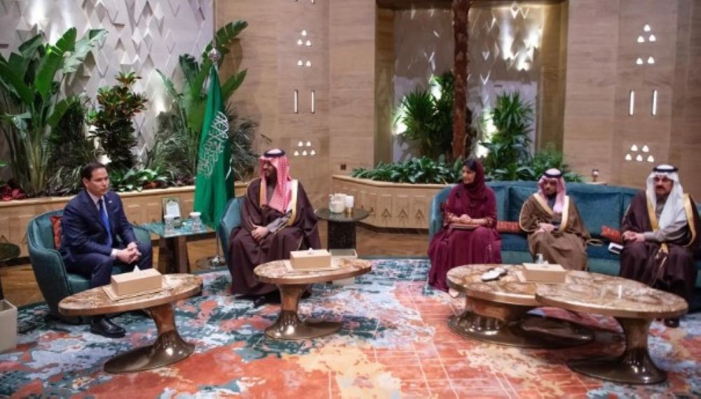 ولي العهد ووزير الخارجية الأمريكي يستعرضان العلاقات وسبل تعزيزها