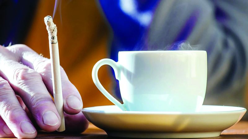 الامارات | أطباء ينصحون المدخنين ومحبي القهوة بخطة انسحاب تدريجي قبل رمضان