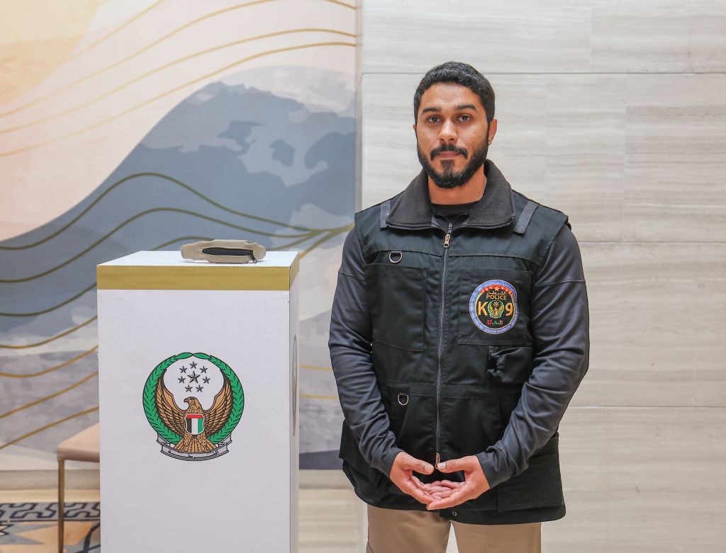 الامارات | شرطة الفجيرة تطور طوقاً ذكياً لتعقب الكلاب البوليسية في التضاريس الوعرة
