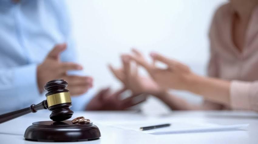 الامارات | استشارة قانونية...  مقيم : هل يمكنني تطليق زوجتي في بلدنا بسبب فروق قيمة العملة ؟
