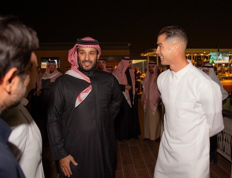 صورة عفوية لولي العهد مع رونالدو في كأس السعودية 2025