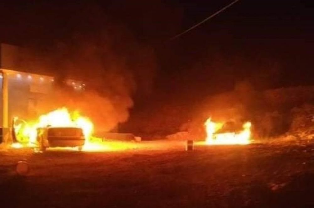 بحماية الاحتلال.. مستوطنون يحرقون منزلًا ومركبة في القدس المحتلة