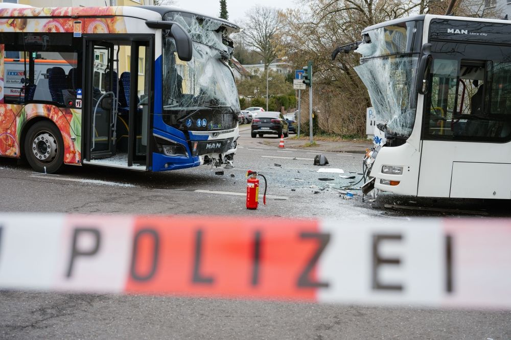 صور| إصابة 30 شخصًا بينهم أطفال في حادث تصادم حافلتين في ألمانيا