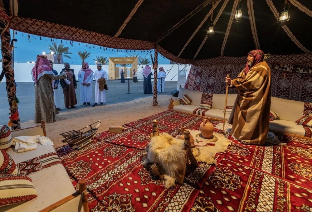 "ذاكرة الأرض" بتبوك.. وافدون يشيدون بمسيرة المملكة الحافلة بالإنجازات