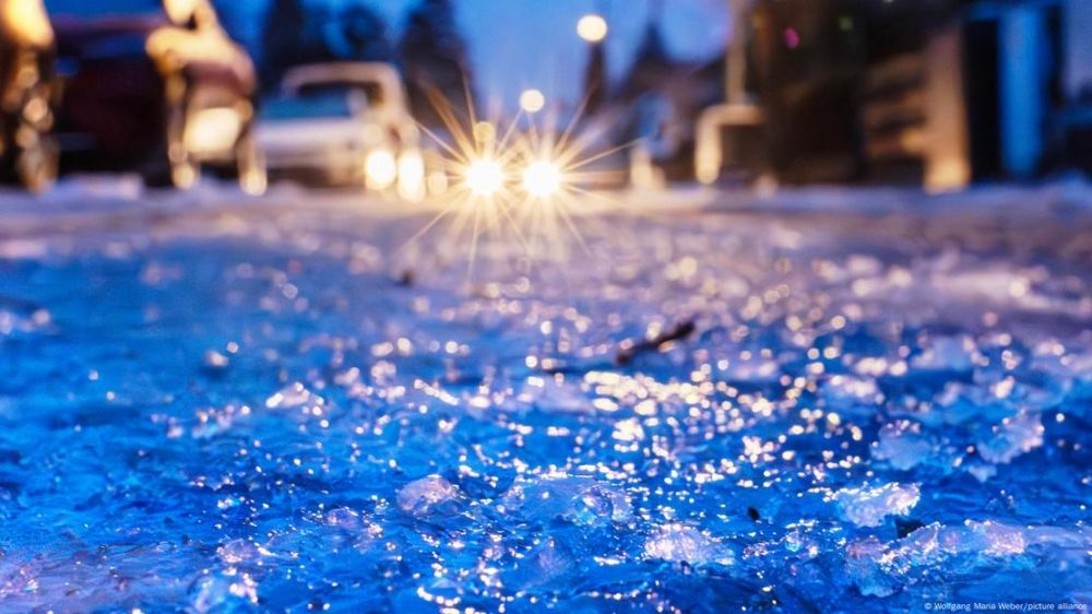 بسبب المنخفض الجوي "آدم".. الثلوج تقطع 7 طرق جبلية في لبنان