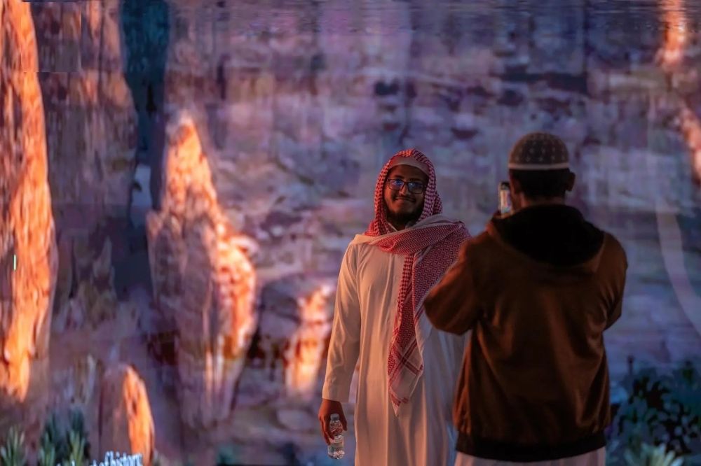 "ذاكرة الأرض" بتبوك.. وافدون يشيدون بمسيرة المملكة الحافلة بالإنجازات