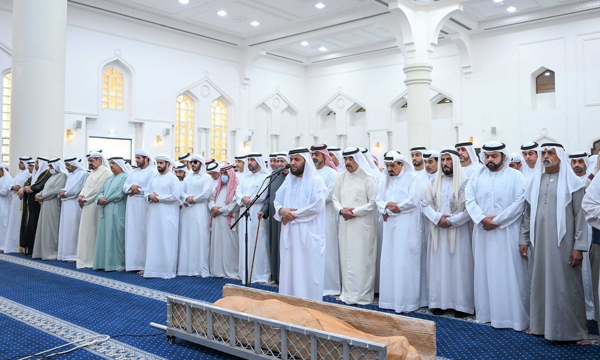 الامارات | حاكما عجمان وأم القيوين والشيوخ يؤدون صلاة الجنازة على جثمان الشيخ سعيد بن راشد النعيمي