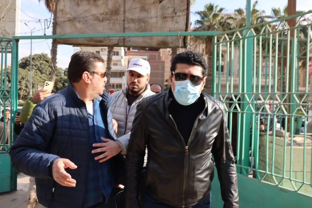 بالصور- أحمد السقا يظهر بإصابته في جنازة والدة باسم سمرة